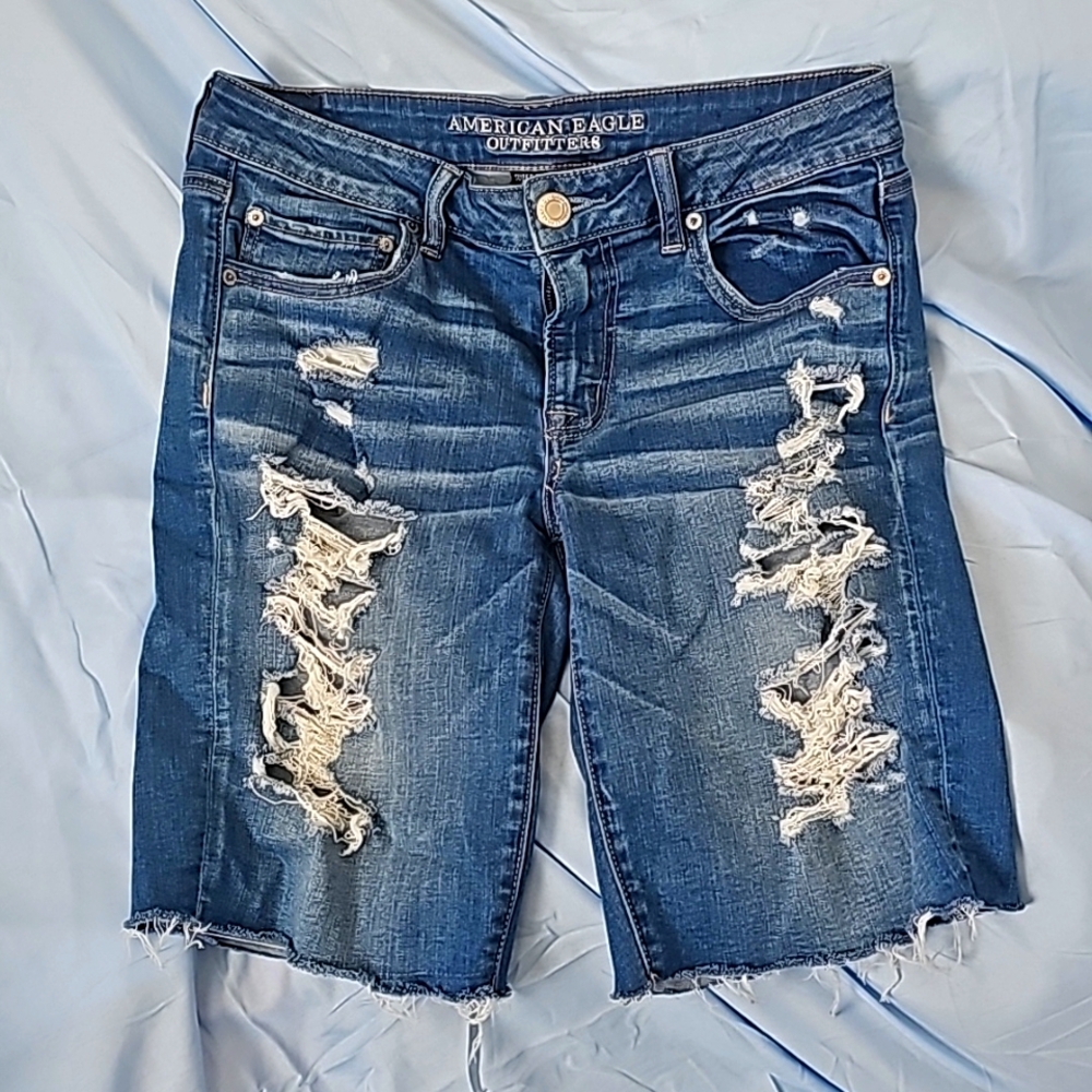 American Eagle Bermuda jean shorts. Medium wash. Sz 12